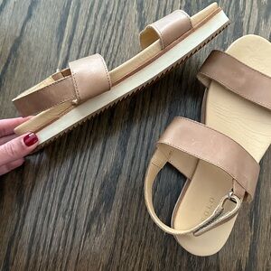 Worn once excellent condition Nisolo go-to flatform sandal in almond sz 9